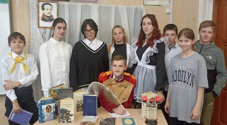 "А он встает над волнами забвенья…".